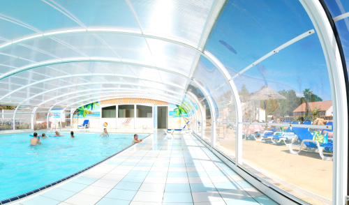 Covered pool piscine couverte