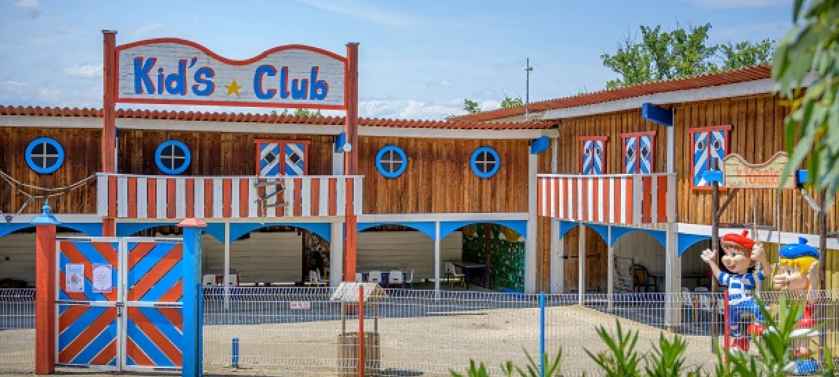 https://www.les-plus-beaux-campings.com/sites/default/files/styles/full_16x7/public/imported-image/315_camping_ardeche_ciela_village_pommier_club_enfants_0.jpg?itok=n-Sk5bY5